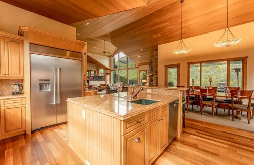 East Kootenay Chalet De Esquí | ICONIC Eagle Lodge | Pool + Private Hot Tub | Ski In/Out – CLOSEST House to Hill