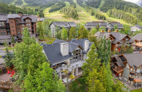 East Kootenay Chalet De Esquí | ICONIC Eagle Lodge | Pool + Private Hot Tub | Ski In/Out – CLOSEST House to Hill