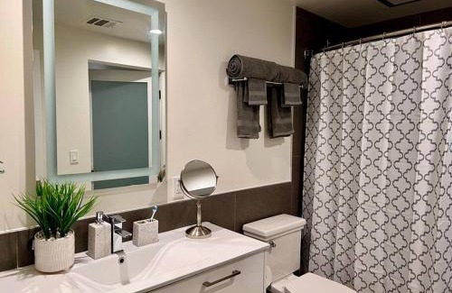 Historic Core Apartamento | Iconic Heart of DTLA Loft with Rooftop Pool Jacuzzi Gym