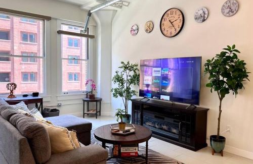 Historic Core Apartamento | Iconic Heart of DTLA Loft with Rooftop Pool Jacuzzi Gym