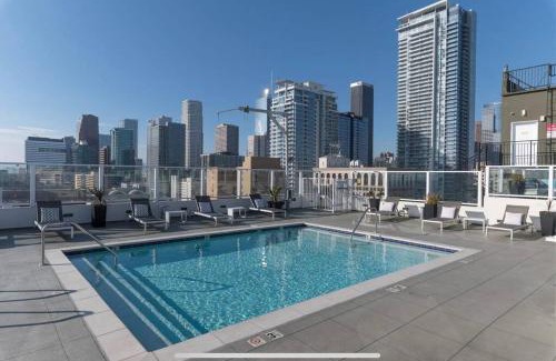 Historic Core Apartamento | Iconic Heart of DTLA Loft with Rooftop Pool Jacuzzi Gym