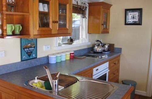 Purakaunui Casa | Icónica cabaña histórica junto al mar
