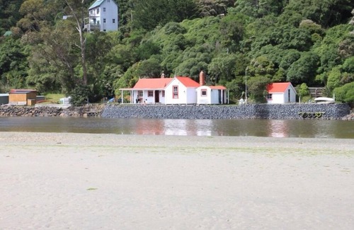 Purakaunui Casa | Icónica cabaña histórica junto al mar