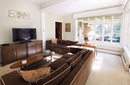 Stockbridge Casa | Iconic Historical Downtown Stockbridge, Sleeps 15