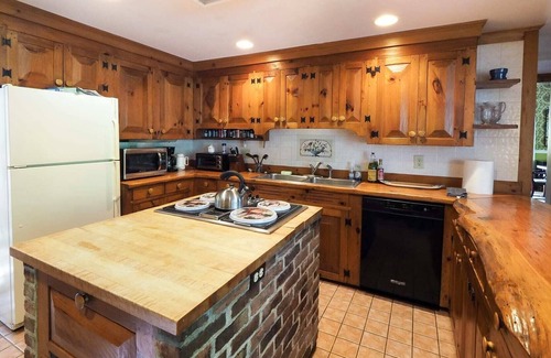 Stockbridge Casa | Iconic Historical Downtown Stockbridge, Sleeps 15