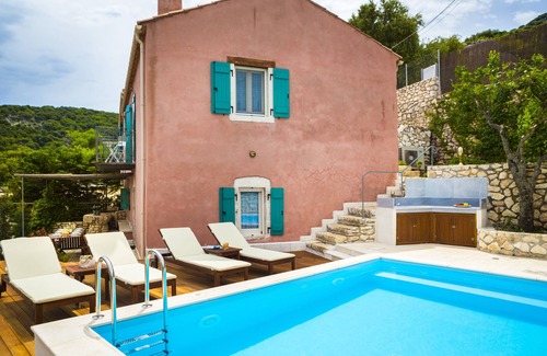 Aetos Villa | Villas icónicas, Villa Vada con piscina privada e impresionantes vistas a la montaña