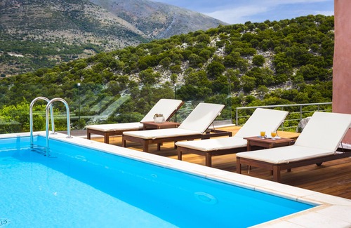 Aetos Villa | Villas icónicas, Villa Vada con piscina privada e impresionantes vistas a la montaña