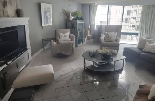 Jakarta Apartamento | Live comfortably and stylishly in a modern 2-bedroom apartment at Taman Anggrek.
