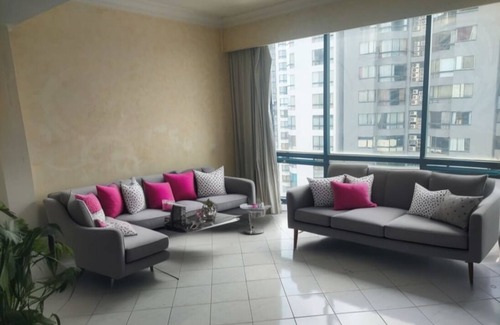 Jakarta Apartamento | Live comfortably and stylishly in a modern 2-bedroom apartment at Taman Anggrek.