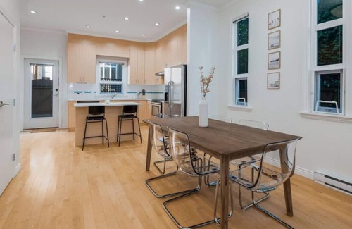 Marpole Casa | Ideal 3-Bedroom Home - Marine Gateway