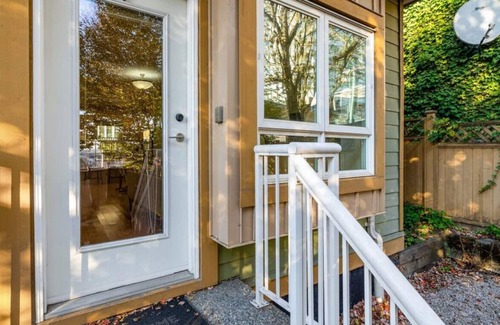 Marpole Casa | Ideal 3-Bedroom Home - Marine Gateway