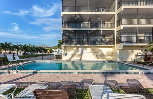 Mid Island Condominio | Frente a la playa, espectaculares vistas y puestas de sol, Bright Corner Condo, excelente ubicación.