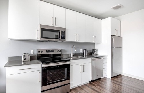 St. Elizabeth's Apartamento | Ideal Brighton 1BR w/ W/D, Pool & Gym, nr Green Line, by Blueground