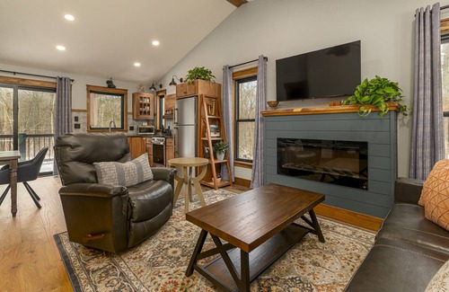 Carbondale Cabina | Ideal Couple's Wooded Retreat near Giant City Park