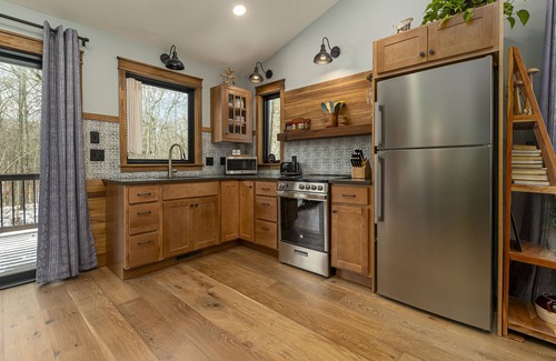 Carbondale Cabina | Ideal Couple's Wooded Retreat near Giant City Park