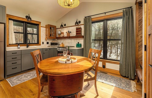 Carbondale Cabina | Ideal Couple's Wooded Retreat near Giant City Park