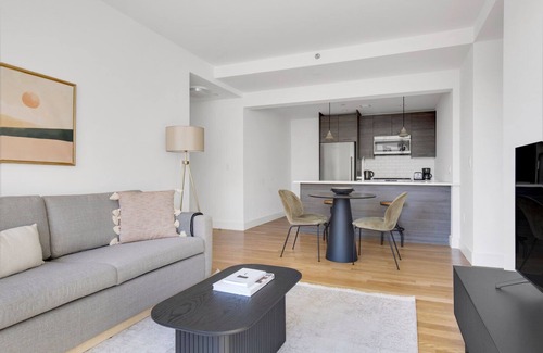 Downtown Brooklyn Apartamento | Ideal Downtown BK 2BR w/ Elevator & Lounge, near groceries, by Blueground