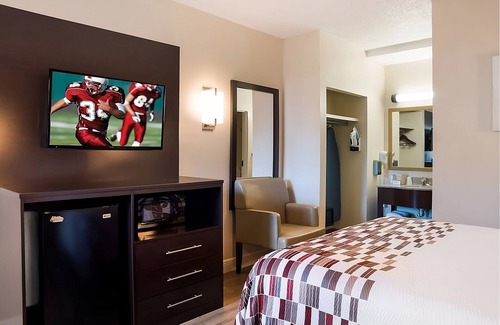 Tupelo Hotel | Ideal for Budget Travelers! Parking, Breakfast, Close to Cadence Arena!