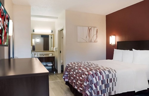 Tupelo Hotel | Ideal for Budget Travelers! Parking, Breakfast, Close to Cadence Arena!