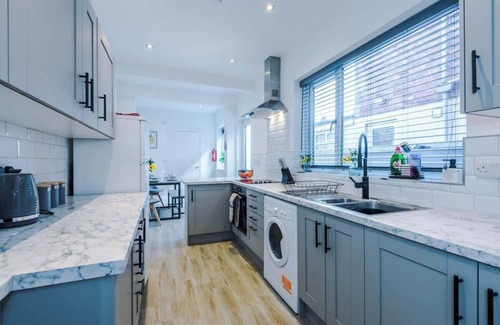 Crewe Casa | Ideal for contractors & long term stays, sleeps 8!