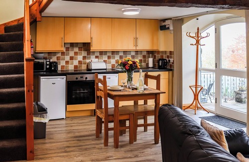 Cwmtirmynach Cabaña | Ideal for couples or solo travellers, surrounded by glorious countryside views.