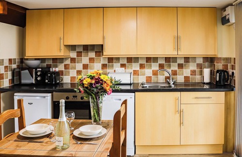 Cwmtirmynach Cabaña | Ideal for couples or solo travellers, surrounded by glorious countryside views.
