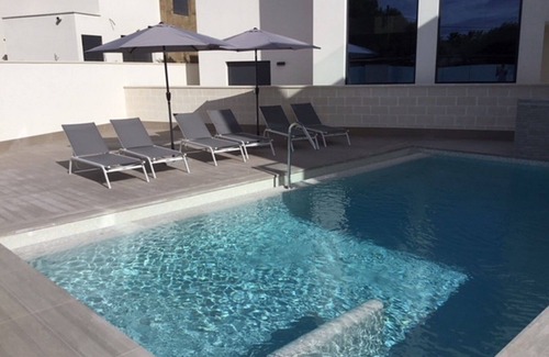 San Miguel de Salinas Villa | Villa de lujo de 5 dormitorios con piscina privada climatizada y sala de cine.