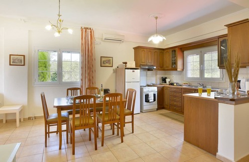 Agios Matthaios Apartamento | Ideal para familias! Apartamento con jardín cerca de la playa, Wifi | Prassoudi, Ko