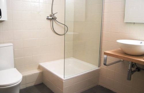 Trarbach Cama Y Desayuno | Ideal for friends traveling together, 3 bedrooms, 4 bathrooms - guest house at the Moseltherme
