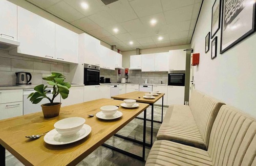 Raamsdonksveer Apartamento | Ideal for group travel, this stylish new accommodation features twelve rooms.