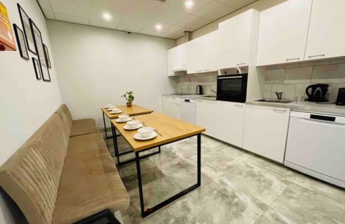 Raamsdonksveer Apartamento | Ideal for group travel, this stylish new accommodation features twelve rooms.