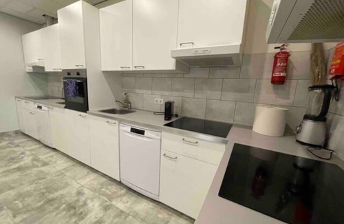 Raamsdonksveer Apartamento | Ideal for group travel, this stylish new accommodation features twelve rooms.