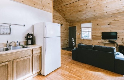Slade Cabina | Ideal Get Away for 2. Walk to trails at Natural Bridge State Park
