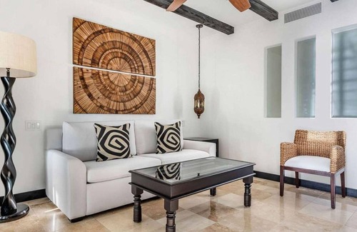 Zona Hotelera Complejo | Ideal Getaway-Cabo Azul Junio Suite Partial Courtyard or Partial Pool View