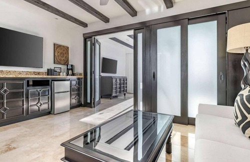 Zona Hotelera Complejo | Ideal Getaway-Cabo Azul Junio Suite Partial Courtyard or Partial Pool View