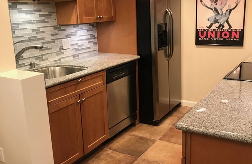 Hillcrest Condominio | Ubicación perfecta Hillcrest! A pie de restaurantes, tiendas y más