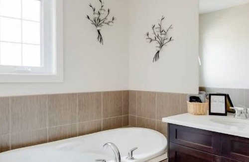 Cochrane Casa | Ideal Large Home 30 mins to the Rocky Mountains and 30 mins to Calgary!!