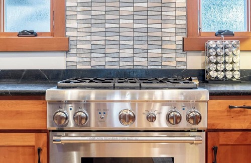 West Queen Anne Casa | Ideal location - Downtown: 5 mins. Well-appointed with everything + Chef's Kitchen