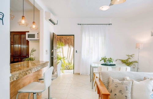 Área de la calle 12 Apartamento | Ideal Location, Awesome Pool and Walk to Beach&5th