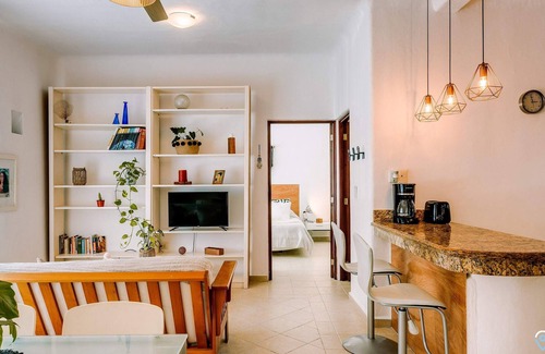 Área de la calle 12 Apartamento | Ideal Location, Awesome Pool and Walk to Beach&5th
