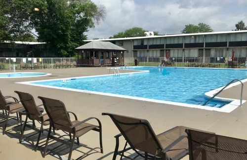 Bethlehem Casa | Ideal Location! Onsite Pool, Free Breakfast, Parking, Pets Allowed Here!