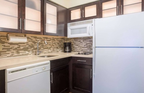 Dunwoody Apartamento | Ideal Mix of Comfort and Value! Full Kitchen, Swimming Pool, Free Breakfast!