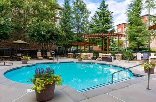 Dunwoody Apartamento | Ideal Mix of Comfort and Value! Full Kitchen, Swimming Pool, Free Breakfast!
