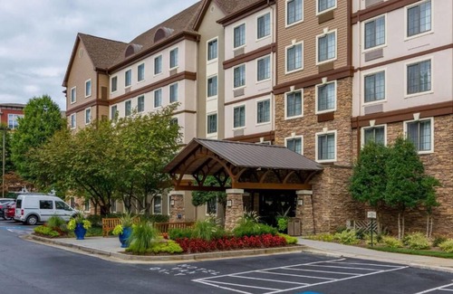Dunwoody Apartamento | Ideal Mix of Comfort and Value! Full Kitchen, Swimming Pool, Free Breakfast!