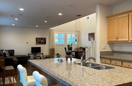 Nut Tree Casa | Ideal Monthly Stay: Master Bedroom Near Kaiser Permanente and Travis AFB