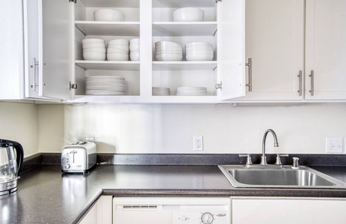 Central San Mateo Apartamento | Ideal San Mateo 3BR w/ W/D, BBQ & Pool, nr Caltrain, by Blueground
