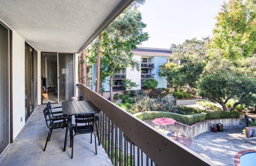 Central San Mateo Apartamento | Ideal San Mateo 3BR w/ W/D, BBQ & Pool, nr Caltrain, by Blueground