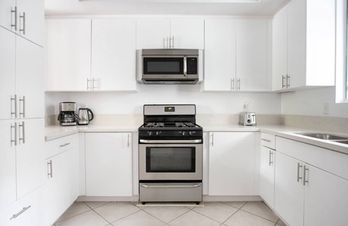 Sherman Oaks Apartamento | Ideal Sherman Oaks 2BR w/ W/D, near WF & TJ, by Blueground