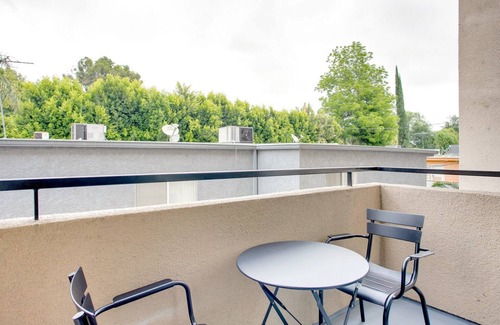 Sherman Oaks Apartamento | Ideal Sherman Oaks 2BR w/ W/D, near WF & TJ, by Blueground