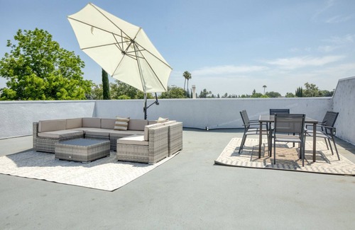 Sherman Oaks Apartamento | Ideal Sherman Oaks 2BR w/ W/D, near WF & TJ, by Blueground